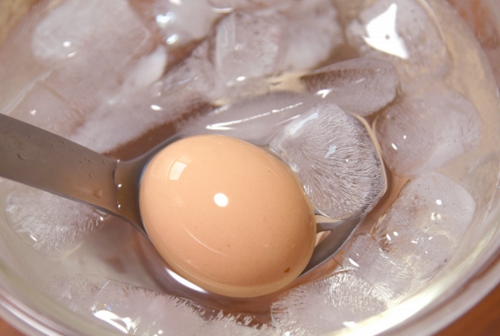 ゆで卵を氷水で冷やす
