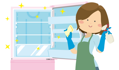 冷蔵庫をクリーニングする女性